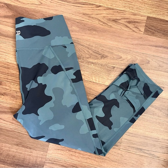 all in motion Pants - All In Motion NWT Camo Lace Up Capri Active Leggings Size XL Teal Green Black